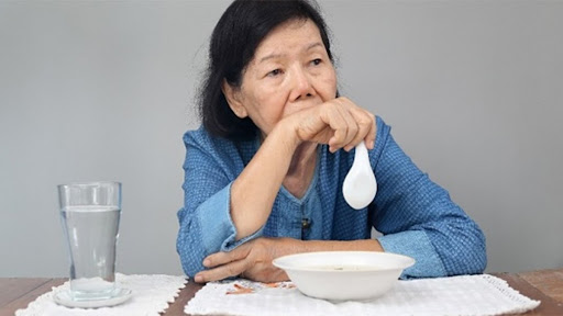 Người già mệt mỏi chán ăn, sụt cân