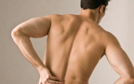 Nguyên nhân dẫn đến đau lưng có thể là do: chấn thương, bệnh lý thận, viêm xương khớp,...