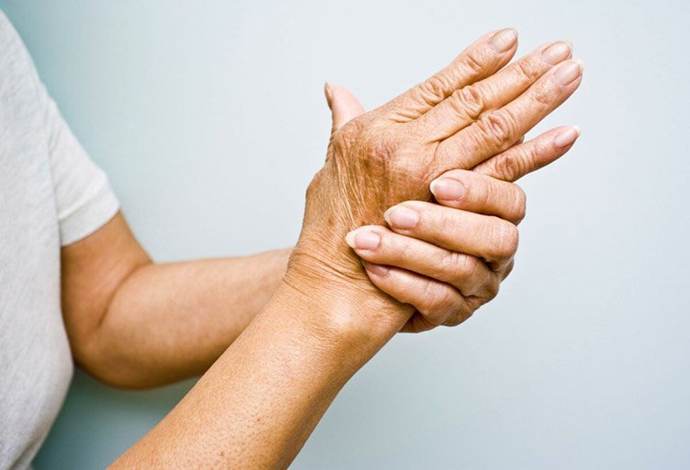 Tình trạng tê bì tay chân, đau đầu mất ngủ thường xuyên xảy ra ở người cao tuổi