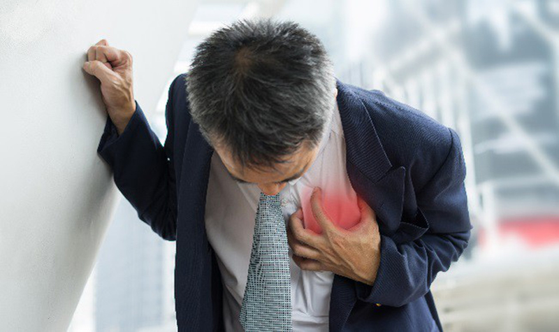 Cơn đau nhói vùng ngực xuất hiện cảnh báo tim có vấn đề