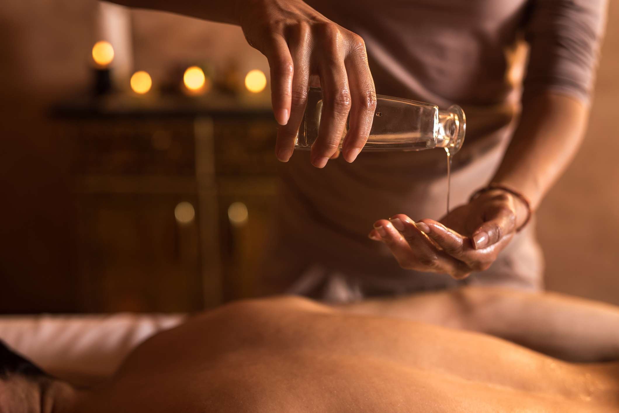 Massage trị liệu chứng cứng khớp khó vận động ở người già là phương pháp phổ biến