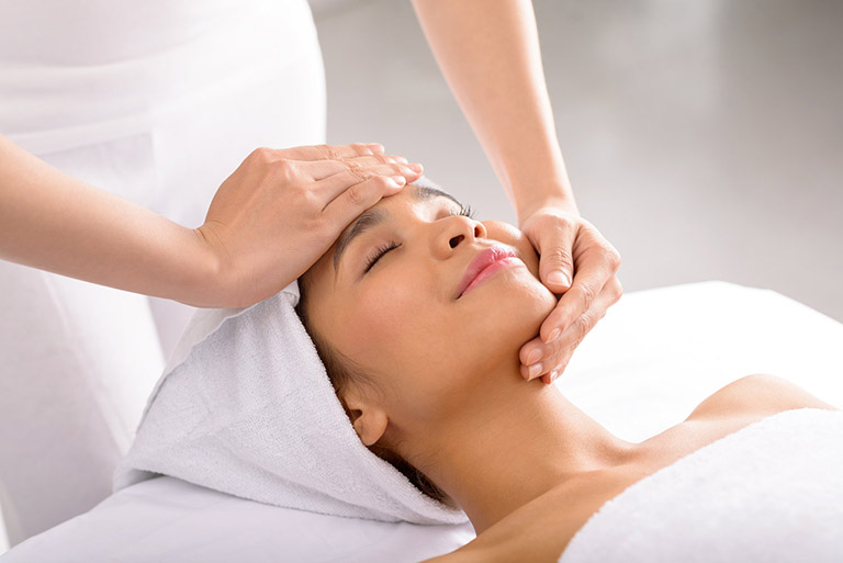 Massage mặt là liệu pháp chăm sóc làn da mặt được yêu thích hiện nay