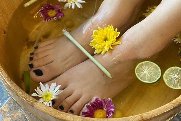Ngâm chân bằng thảo dược trước khi thực hiện liệu trình