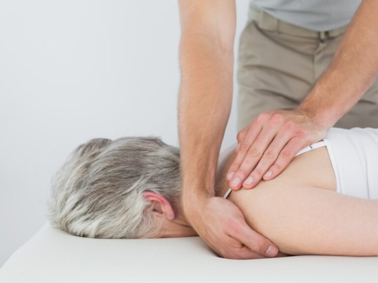 Massage đầu - massage vai gáy hỗ trợ trị liệu bệnh Alzheimer cần đảm bảo tuân thủ theo quy trình kỹ thuật chuyên môn