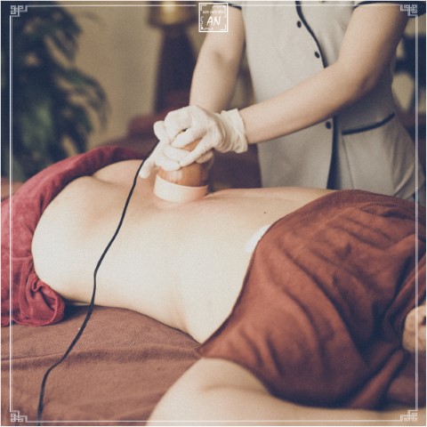 Sử dụng máy Hồng quang thần cứu để massage chăm sóc vùng lưng