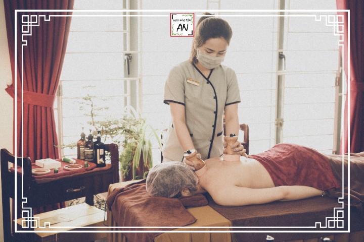 Massage trị liệu đau mỏi lưng eo ở Hoa Mộc Tâm An có sự hỗ trợ của máy Hồng Quang Thần Cố