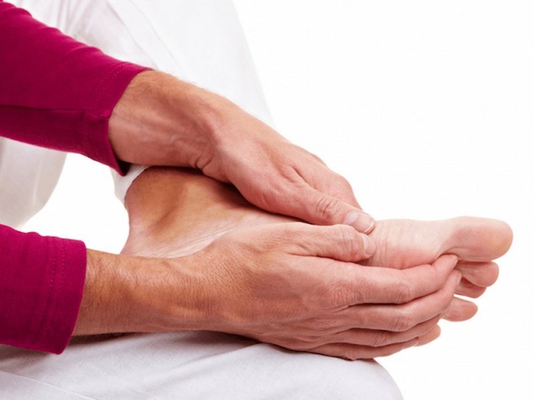 Tê chân tay là chứng bệnh phổ biến ở người già hiện nay