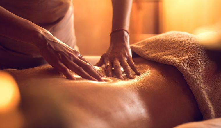 Massage bấm huyệt giúp giảm nhanh các triệu chứng gây đau thắt lưng