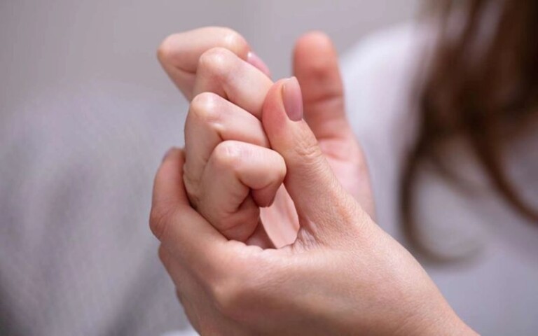 Bẻ khớp gây ra tiếng kêu răng rắc là thói quen của rất nhiều người