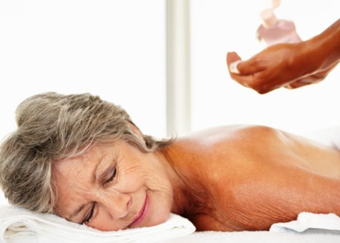 Massage huy động tuần hoàn bạch huyết ở người già tốt hơn