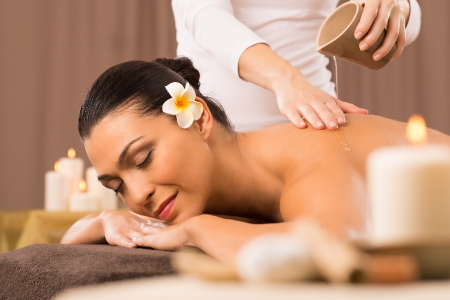 Massage trị liệu sử dụng tinh dầu thiên nhiên mang lại cảm giác thư giãn