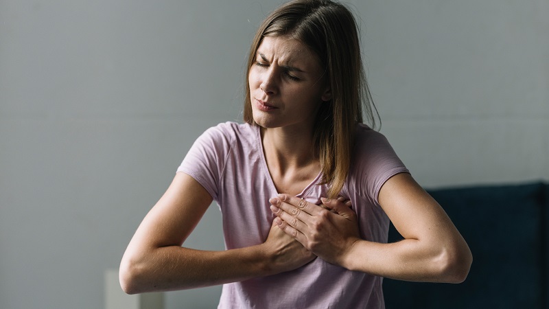 Liên hệ ngay với bác sĩ nếu đau tức ngực kèm theo nhiều triệu chứng nguy hiểm