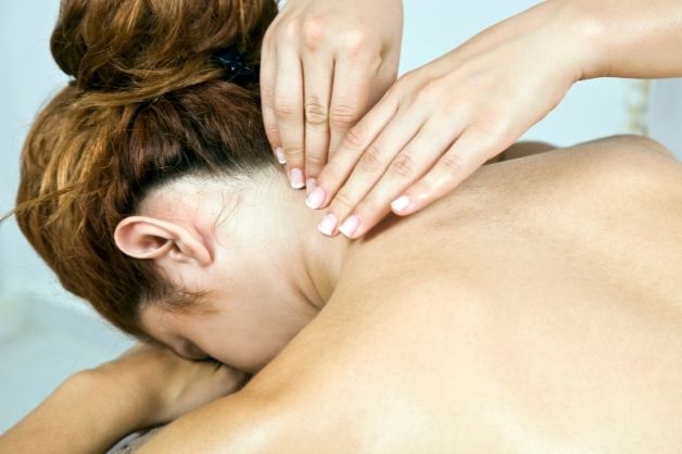 Massage giải phóng các dây thần kinh bị chèn ép do thoái hóa đốt sống cổ gây ra