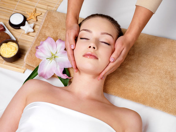 Massage mặt là một trong những phương pháp giúp trẻ hóa da mặt nhanh chóng