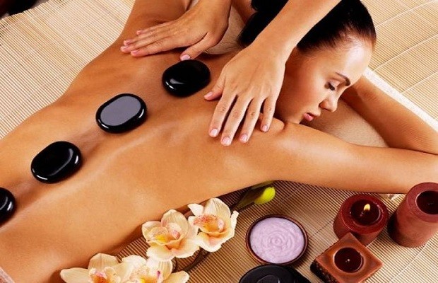 Massage đá nóng là một phương pháp trị liệu phổ biến hiện nay