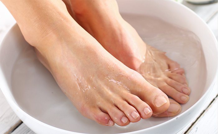 Ngâm chân nước nóng đều đặn giúp cải thiện sức khỏe và điều trị bệnh