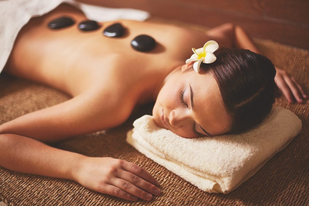 Massage đá nóng mang lại cho khách hàng trải nghiệm chăm sóc sức khỏe chất lượng
