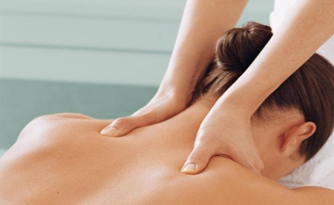Massage và vật lí trị liệu hỗ trợ chữa đau vai gáy hiệu quả