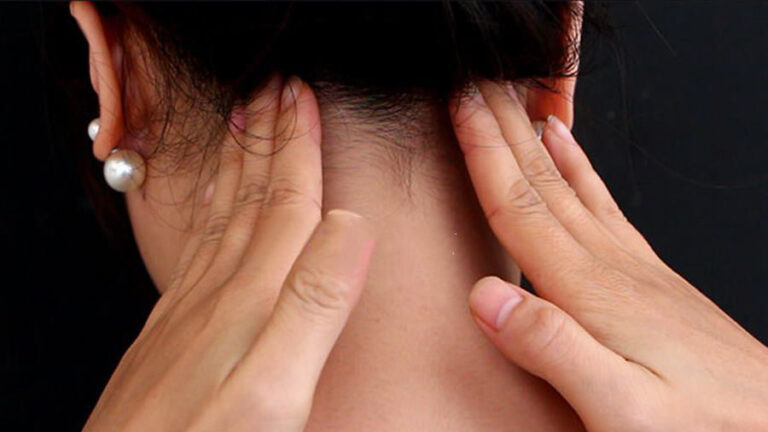 Massage vùng gáy giúp giảm căng cơ và làm dịu sự căng thẳng