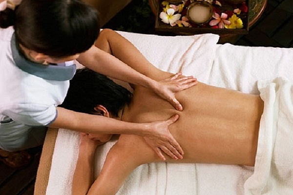 Uống nước đầy đủ và hạn chế vận động mạnh sau khi massage