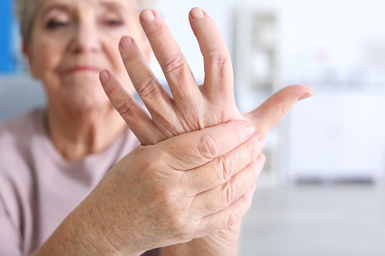 Tê bì chân tay là biểu hiện khi kinh lạc cơ thể không thông