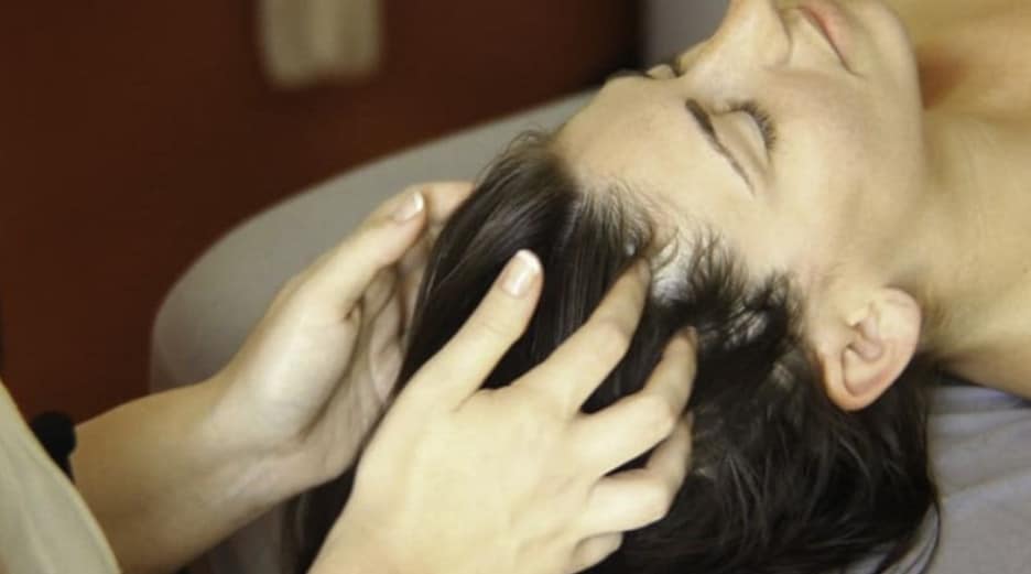 Gội đầu dưỡng sinh giúp tóc mọc đều và suôn mượt