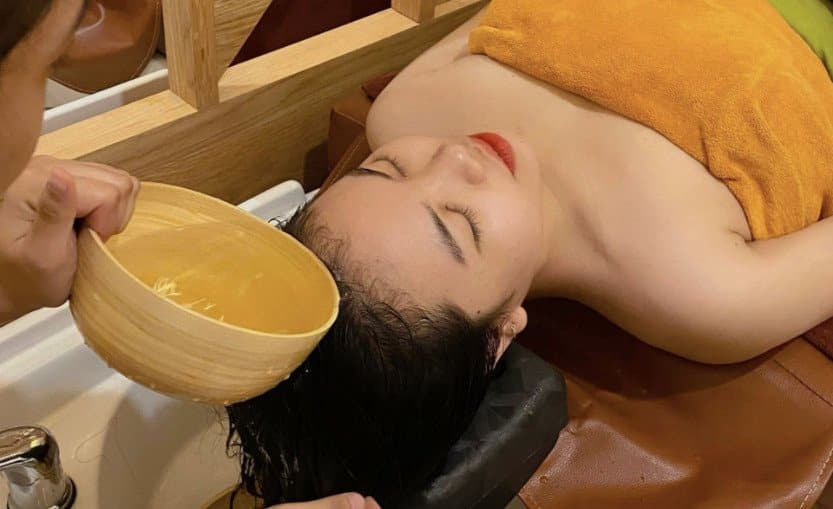 Gội đầu dưỡng sinh không nên dùng nước quá nóng