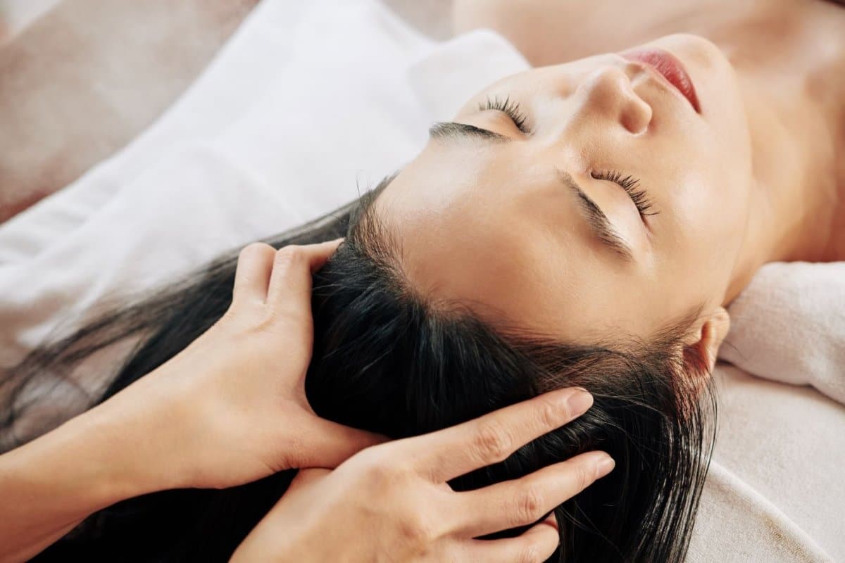 Massage vùng đầu mặt là bước rất quan trọng trong dịch vụ massage body Trung Hòa