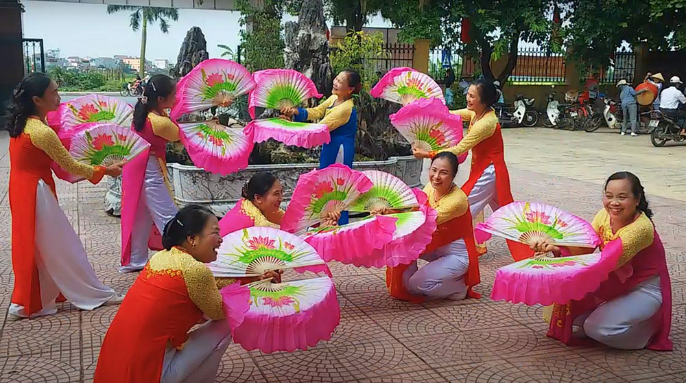 Người già nên tham gia vào các hoạt động xã hội để không còn cảm thấy cô đơn